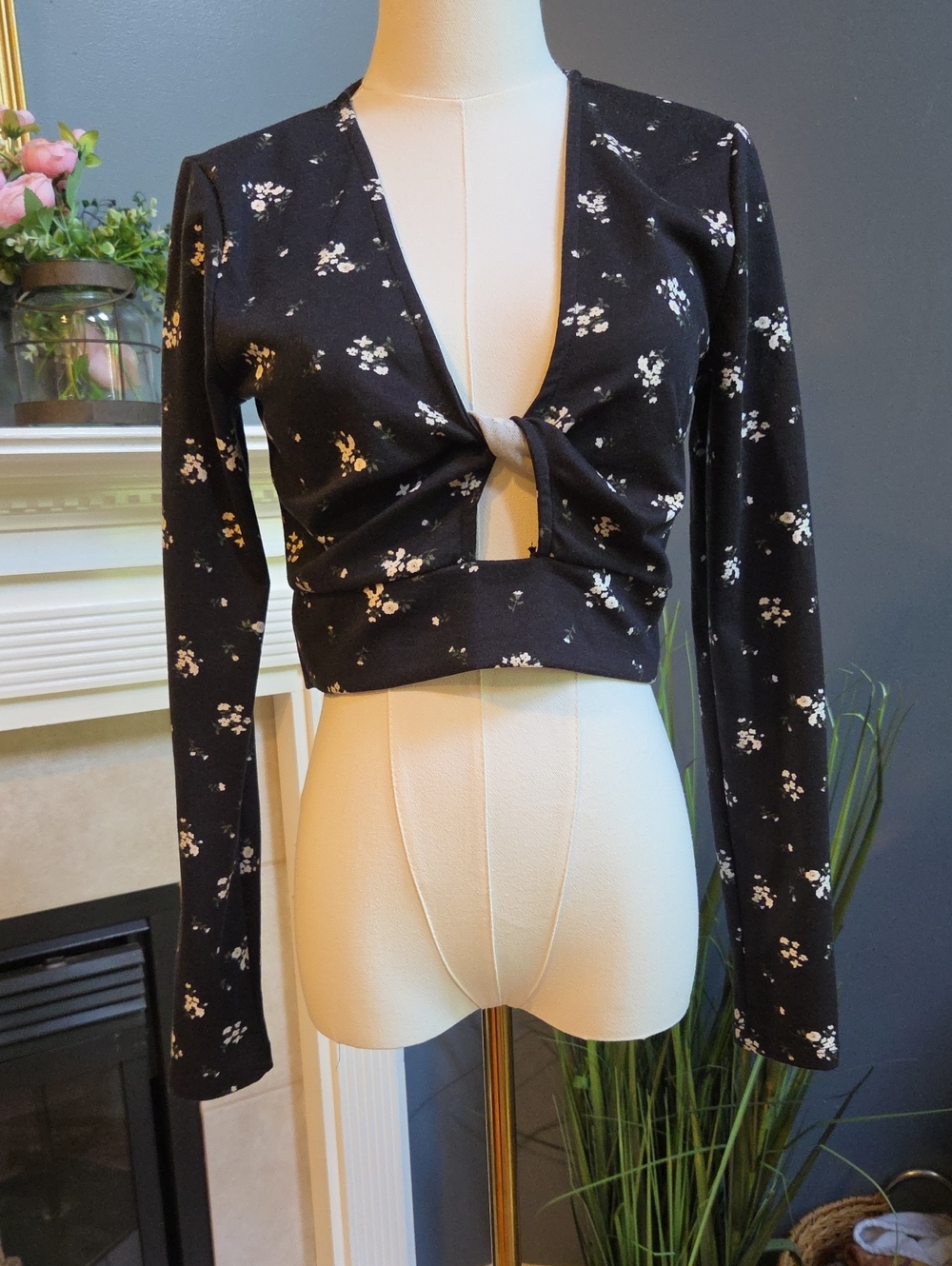 Kendall & Kylie Black Floral Tie-Front Long Sleeve Cropped Top